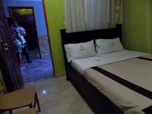 Double Room | Desk, laptop workspace, bed sheets