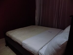 Single Room | Desk, laptop workspace, bed sheets