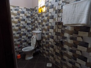 Ducha, artículos de tocador gratuitos, pantuflas, toallas