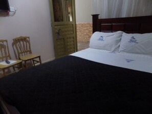 Double Room | Desk, laptop workspace, bed sheets