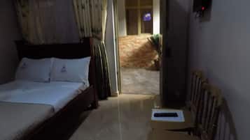 Double Room | Desk, laptop workspace, bed sheets