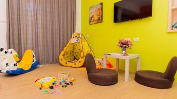 Desk, soundproofing, rollaway beds, free WiFi