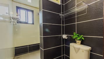 101 Double Room | Bathroom | Free toiletries, hair dryer, slippers, towels