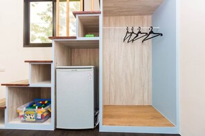 Basic Room | Desk, soundproofing, rollaway beds, free WiFi