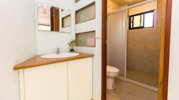 Basic Room | Desk, soundproofing, rollaway beds, free WiFi