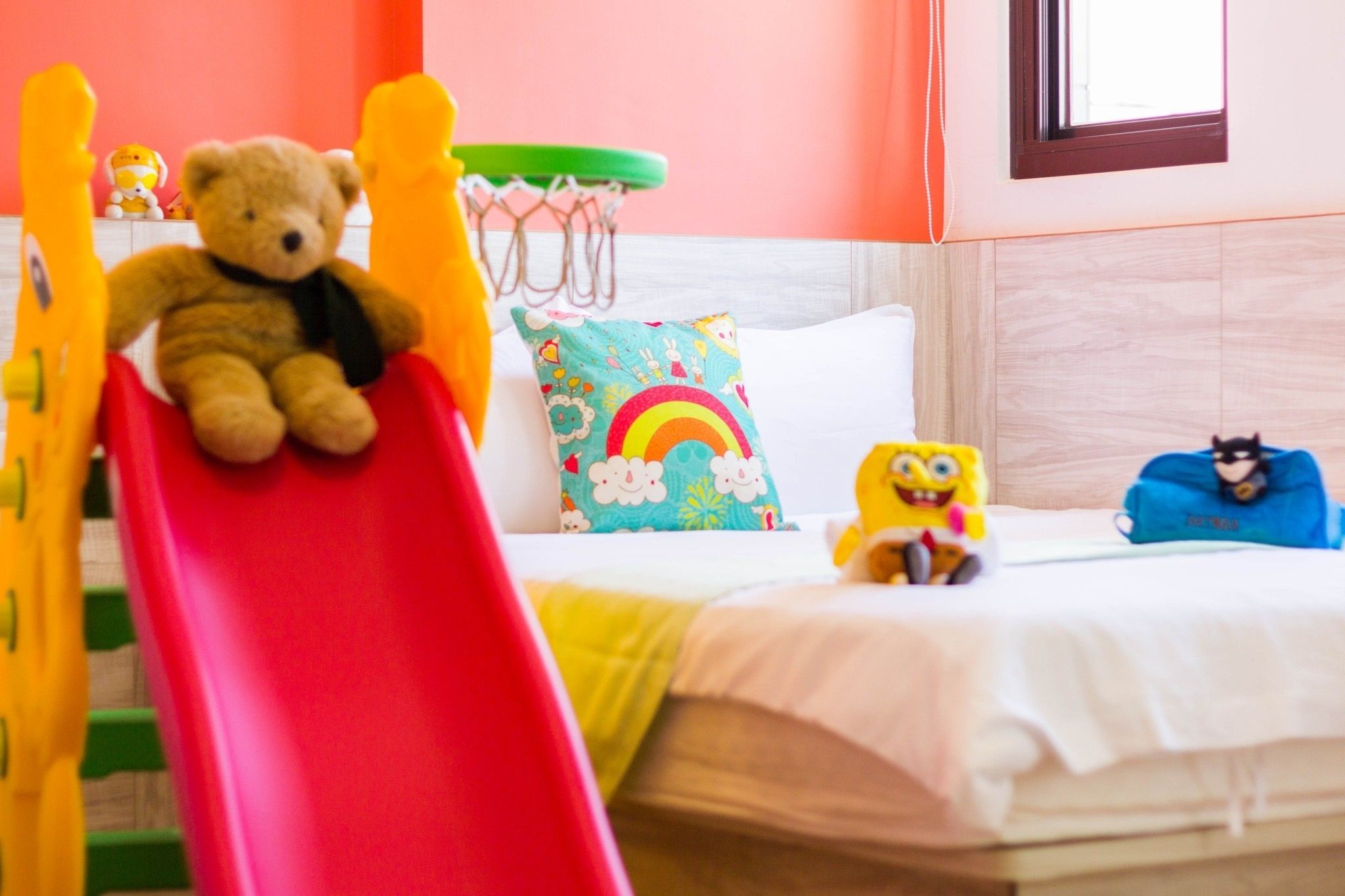 Desk, soundproofing, rollaway beds, free WiFi