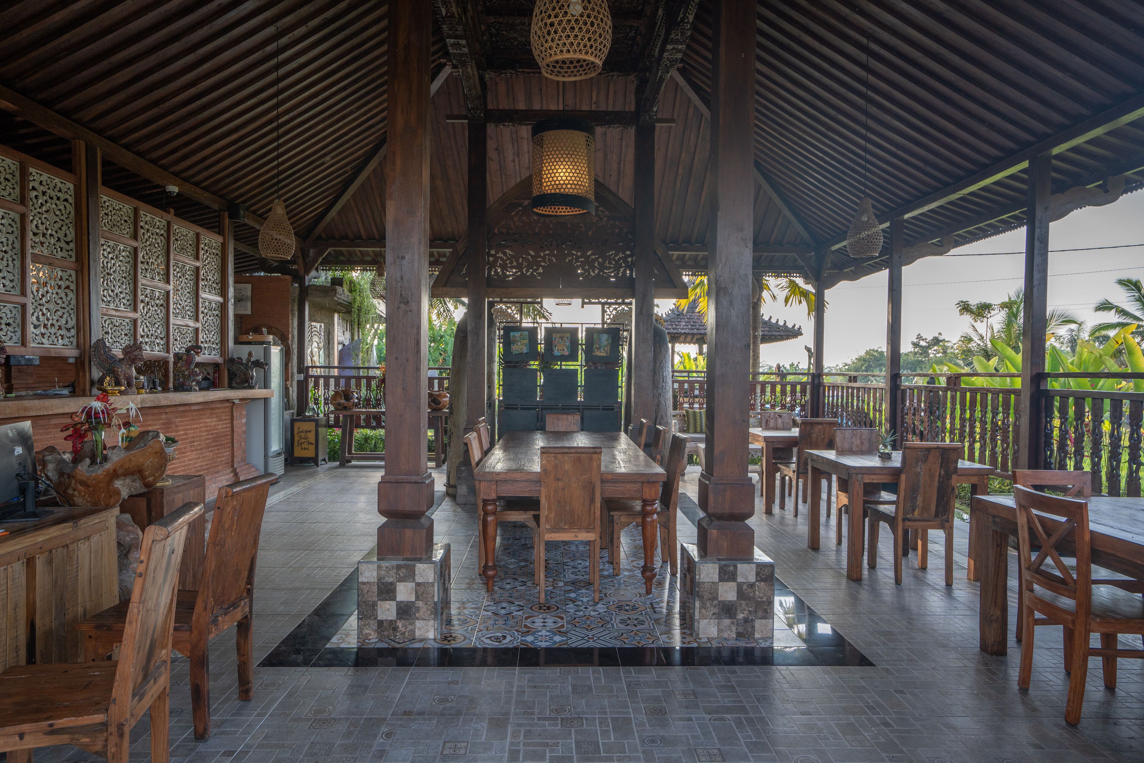 Un coin repas en bois, avec un sol carrelé, des meubles en bois et des éléments décoratifs.