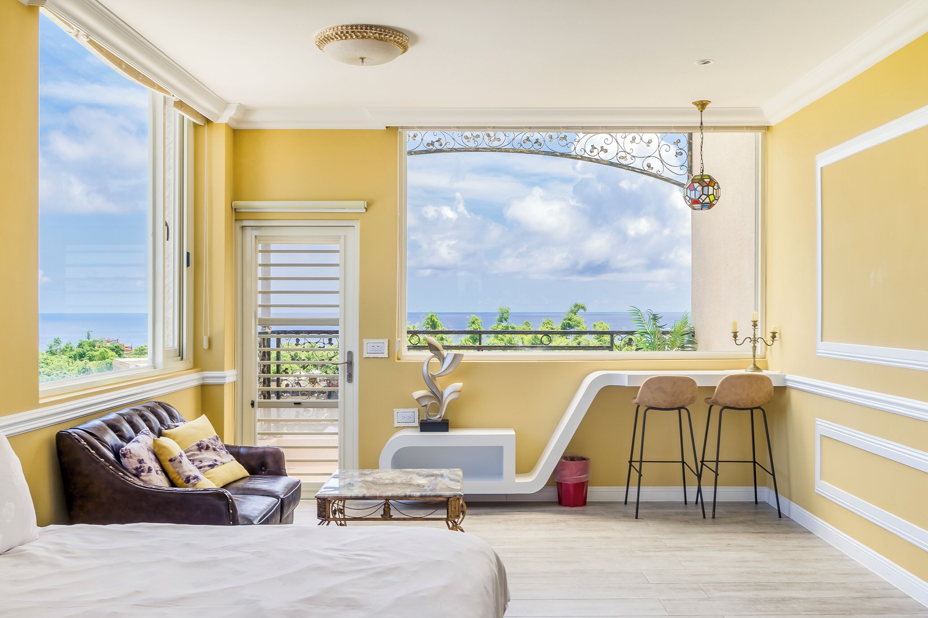 Cortinas blackout, wifi gratis y ropa de cama 