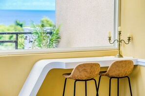 Deluxe dubbelrum - balkong - havsutsikt | Mörkläggningsgardiner, gratis wi-fi och sängkläder