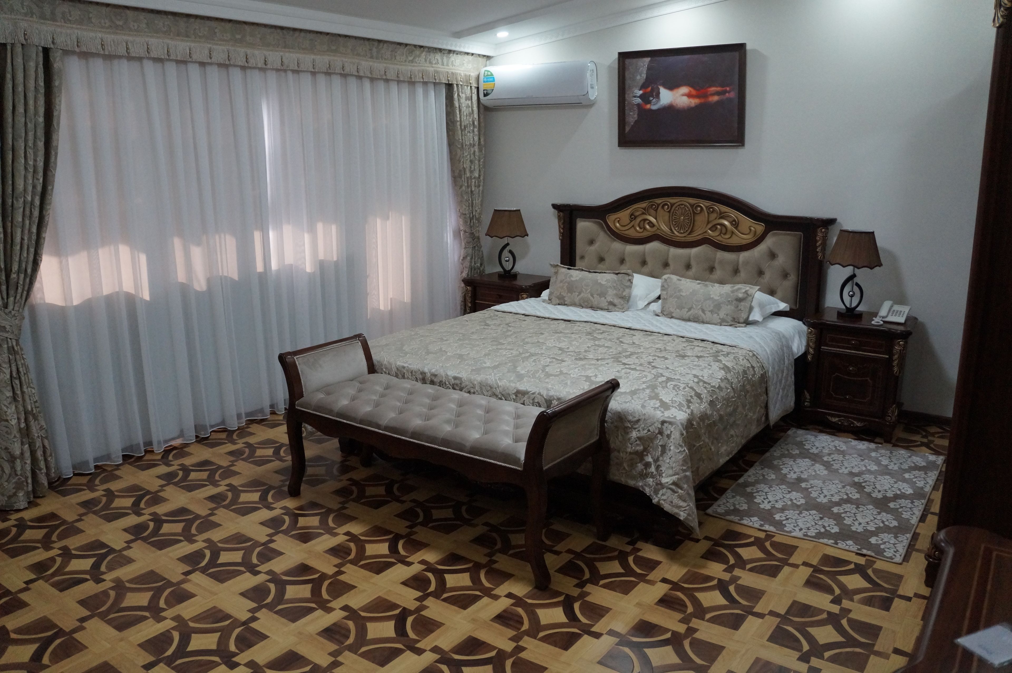 Apartamento superior | Minibar, escritorio, sistema de insonorización