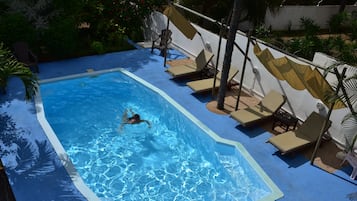 Piscine extérieure, chaises longues