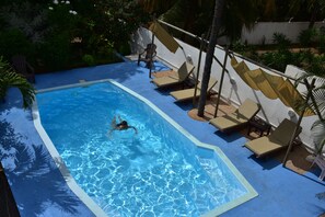Outdoor pool, sun loungers - villa Osumare (Flic-en-Flac)