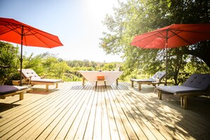 Piscina externa, guarda-sóis, espreguiçadeiras