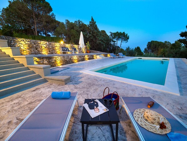 Außenpool (je nach Saison geöffnet), Liegestühle