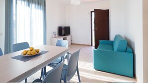 House, 2 Bedrooms | Living area | 18-inch TV with satellite channels - Cala Sol - Lavanda (Modica)