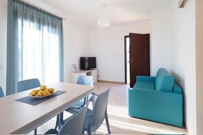 Ferienhaus, 2 Schlafzimmer | Wohnbereich | 18-Zoll-Fernseher mit Satellitenempfang