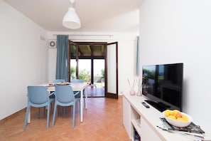 Casa, 2 quartos | Área de estar | TV de tela plana 18 polegadas com canais digitais, TV