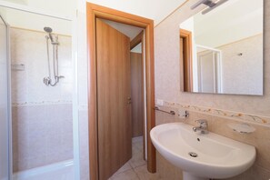 House, 2 Bedrooms | Bathroom | Shower, rainfall showerhead, hair dryer, bidet