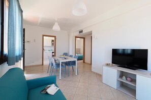 Ferienhaus, 2 Schlafzimmer | Wohnbereich | 18-Zoll-Fernseher mit Satellitenempfang