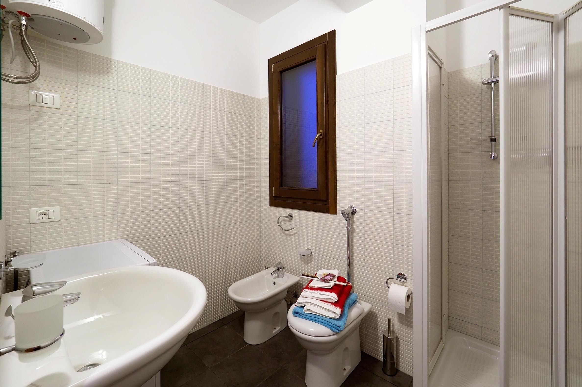 House, 2 Bedrooms | Bathroom | Shower, rainfall showerhead, hair dryer, bidet