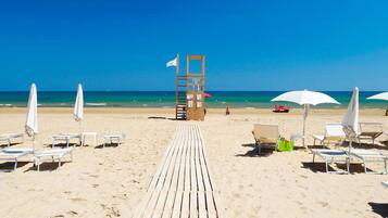 Una spiaggia nelle vicinanze