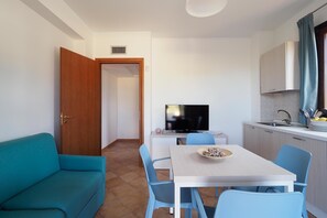 Casa, 2 camere da letto | Area soggiorno | TV 18 pollici con canali satellitari