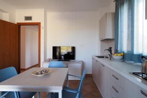 House, 2 Bedrooms | Private kitchen | Full-size fridge, stovetop, electric kettle, toaster