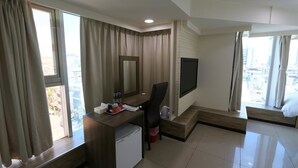 Deluxe Triple Room | Television - Yidianyuan Hotel (Taoyuan City)