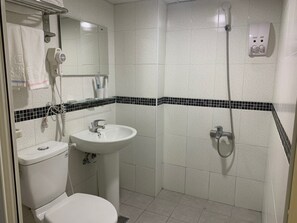 Douche, articles de toilette gratuits, sèche-cheveux, chaussons