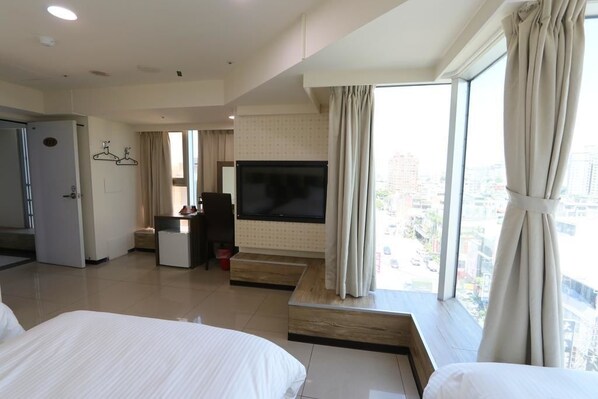 Deluxe driepersoonskamer | Een bureau, gratis wifi