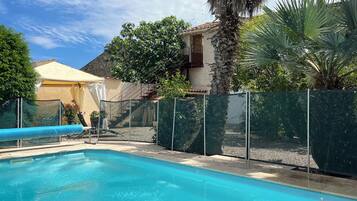 AuĂenpool (je nach Saison geöffnet), LiegestĂŒhle