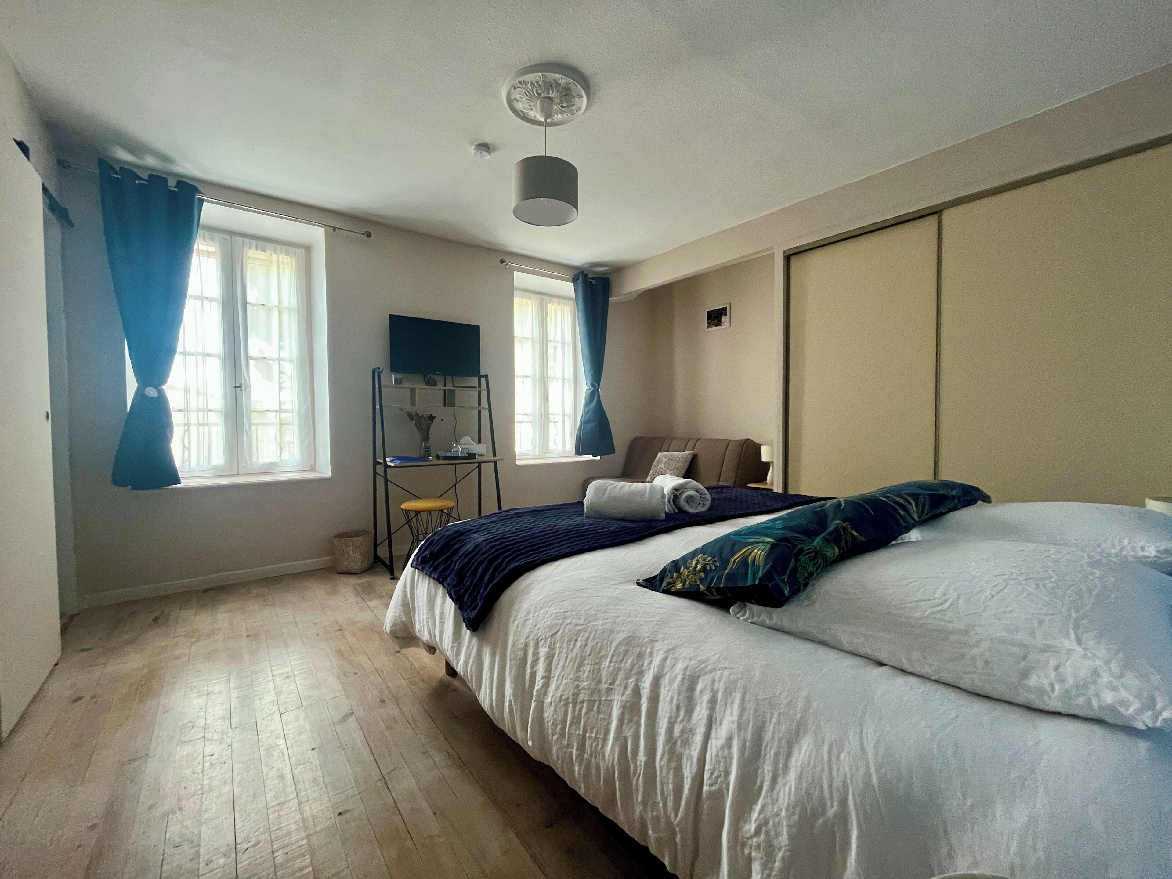 Kamar Quadruple Comfort (L'hirondelle) | Seprai premium, busa memori, Wi-Fi gratis, dan seprai linen