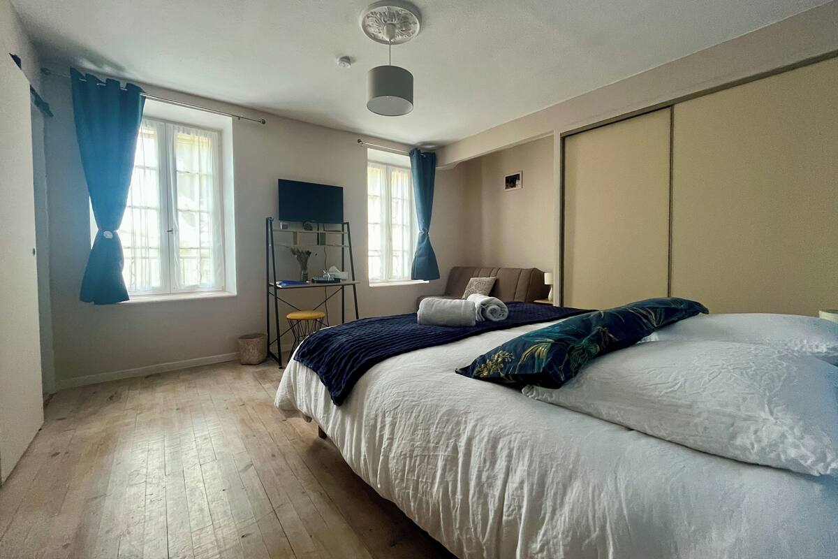 Comfort Quadruple Room (L'hirondelle) | Premium bedding, memory foam beds, WiFi (free), bed sheets