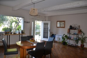 Mesa de ping pong, juguetes, libros, estéreo