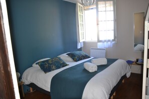 Family Room (La Mesange) | Premium bedding, memory foam beds, free WiFi, bed sheets - Le colibri bleu (Argeliers)