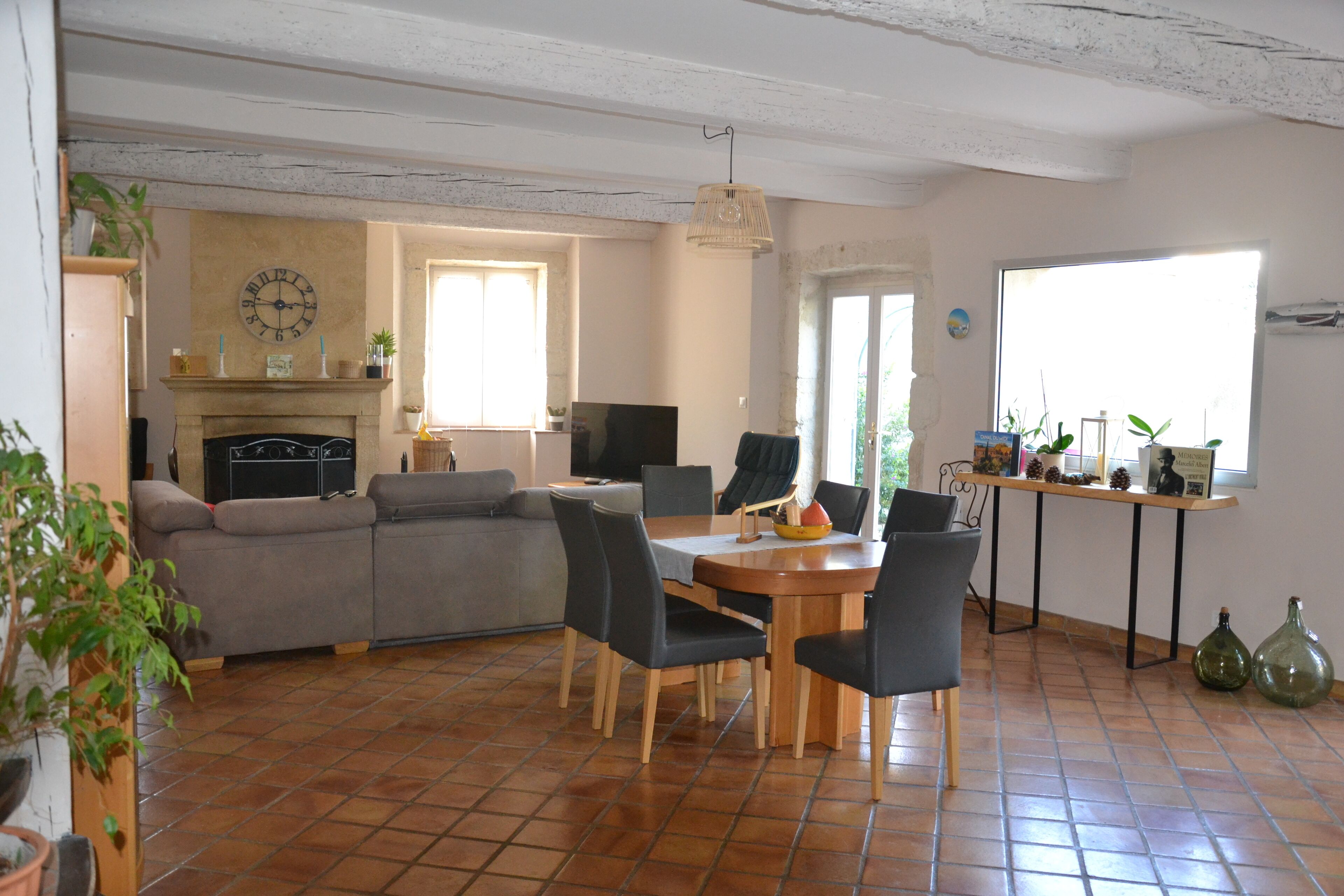 Ett bordtennisbord, leksaker, böcker och en stereo