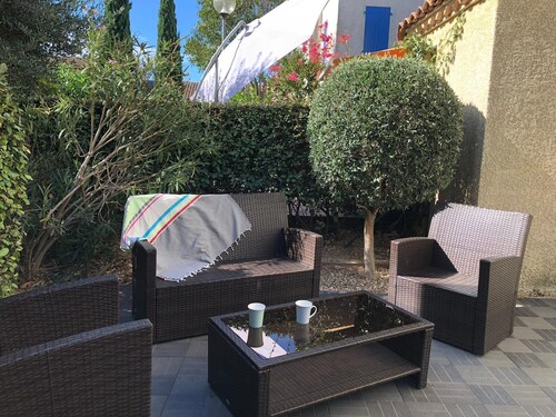 House with swimming pool at the foot of the ramparts / House with swimming pool