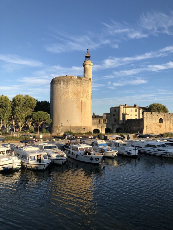 Marina - House with swimming pool at the foot of the ramparts / House with swimming pool (Aigues-Mortes)