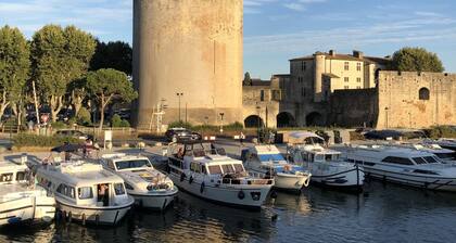 House with swimming pool at the foot of the ramparts / House with swimming pool