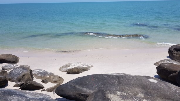 A beach with large rocks and clear blue water. - Plaza Hua Hin (Hua Hin)