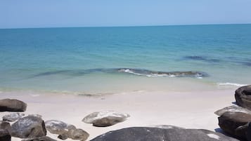 Nära stranden och vit sandstrand