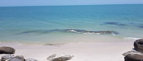 In Strandnähe, weißer Sandstrand