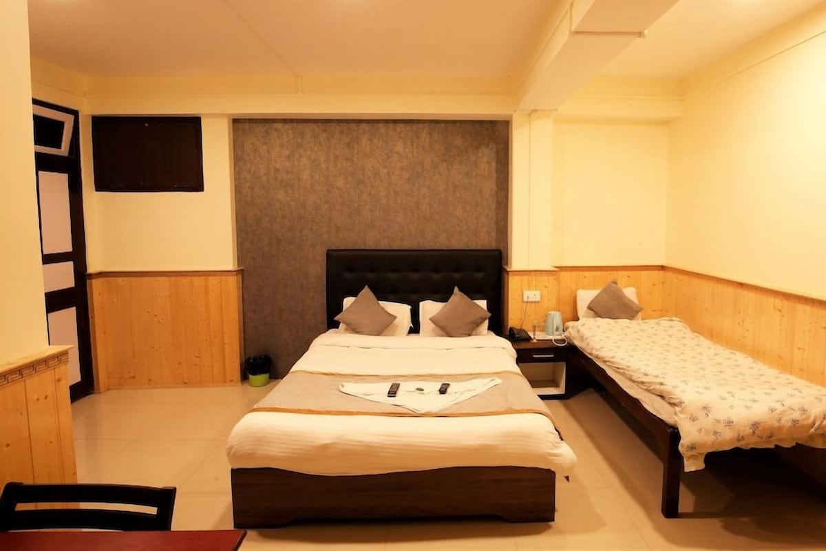 Desk, soundproofing, WiFi (free), bed sheets