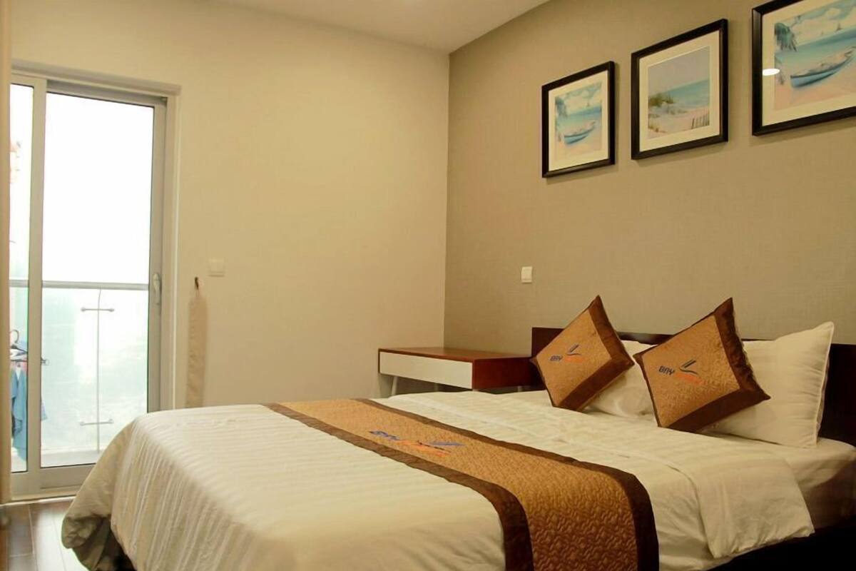 Une chambre d’hôtel avec un lit, un bureau et une fenêtre.