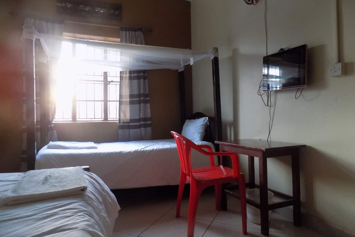 Escritorio, cortinas blackout, wifi gratis y ropa de cama