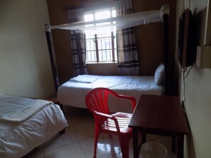 Twin Room | Desk, blackout drapes, free WiFi, bed sheets - Hotel Park House (Ishaka)