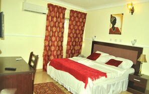 Executive-huone | Tallelokero huoneessa, työpöytä