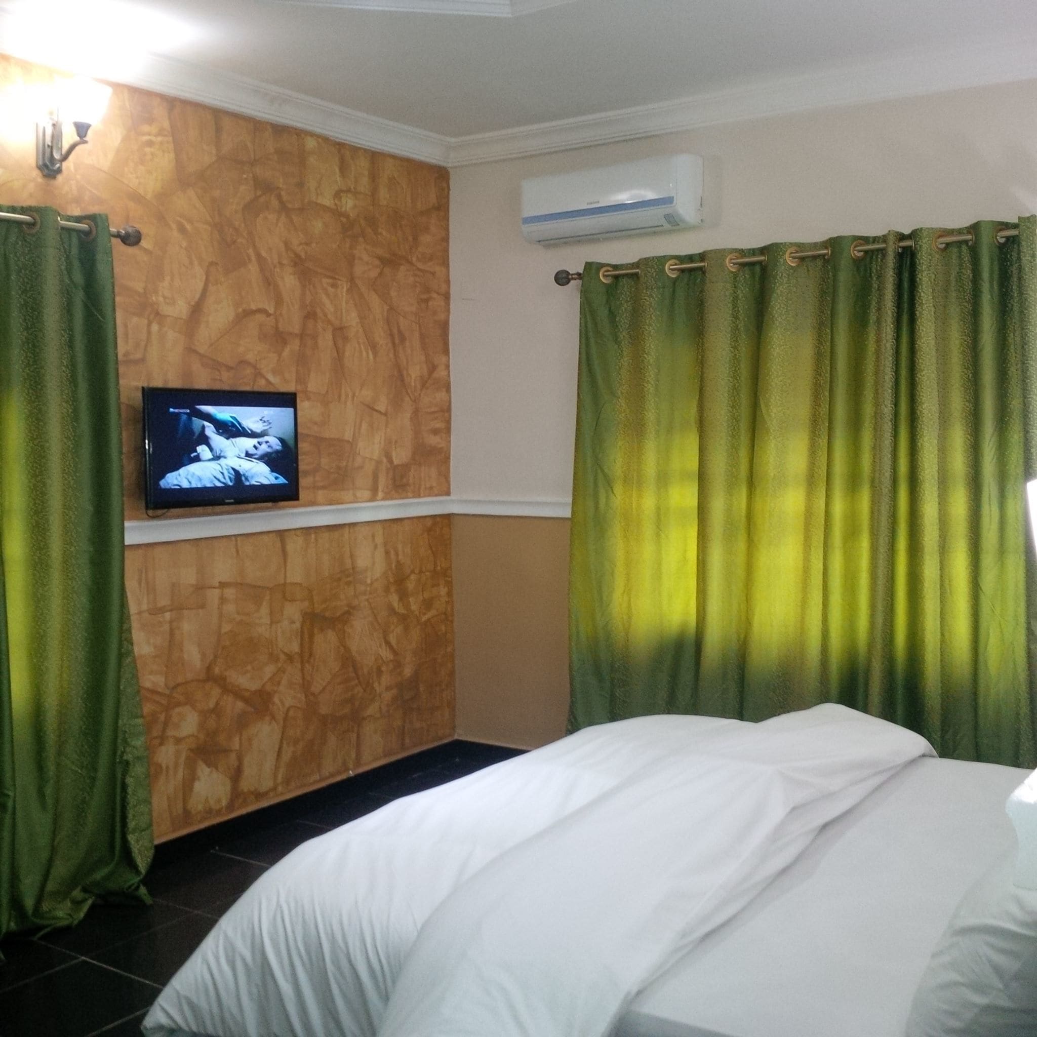 ロイヤル ルーム | セーフティボックス (室内)、デスク、ノートパソコン用作業スペース、アイロン / アイロン台