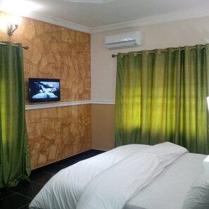 Habitación Royal | Caja de seguridad en la habitación y escritorio