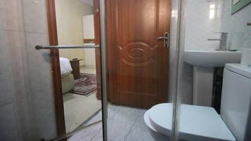 Erillinen kylpyamme ja suihku, ilmaiset hygieniatuotteet, pyyhkeet